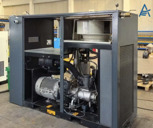 Retrofit van een oude Atlas Copco industriële luchtcompressor voor verbeterde prestaties en efficiëntie.